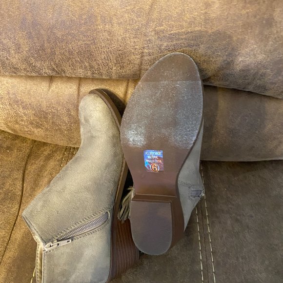 Ladies Gray Suede Fringe boots - Picture 3 of 6